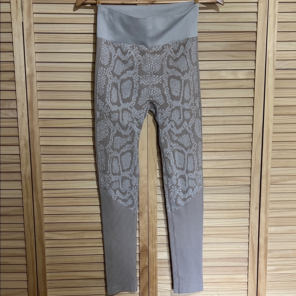 Bella Movement snake print leggings L